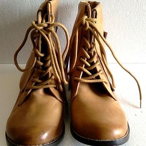Mia womens boots size 8 Leather upper